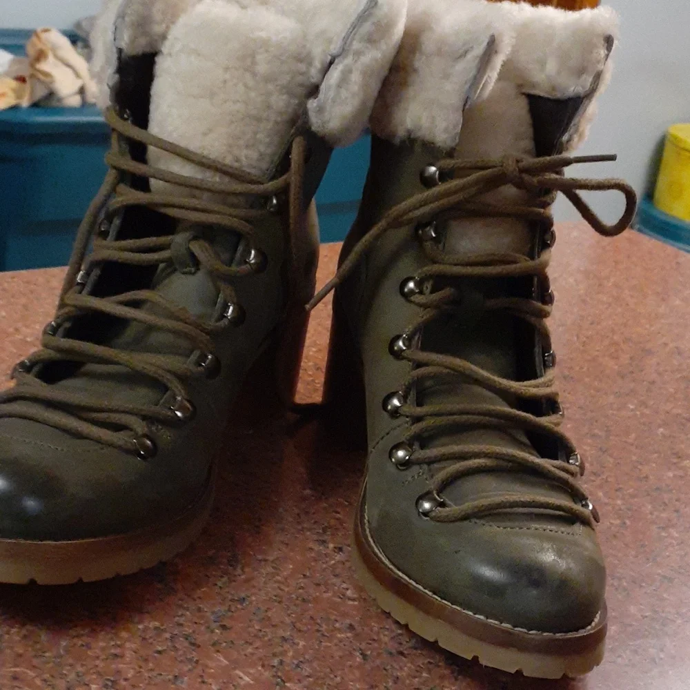 Steve madden lace up boots size 8 1/2. Sueded leather like material   olive - Picture 3 of 4